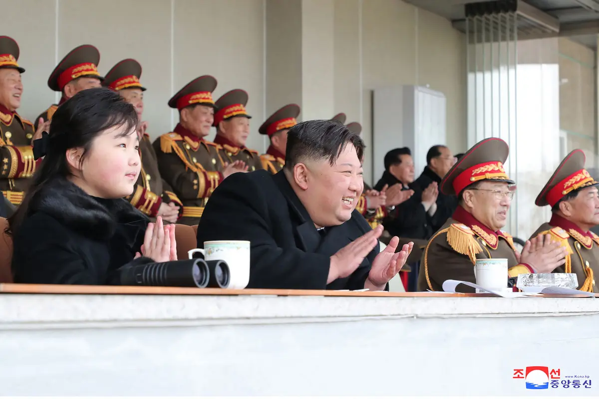 Potret Kim Jong Un dan Putrinya Saksikan Pertandingan Sepak Bola, Penuh Senyum