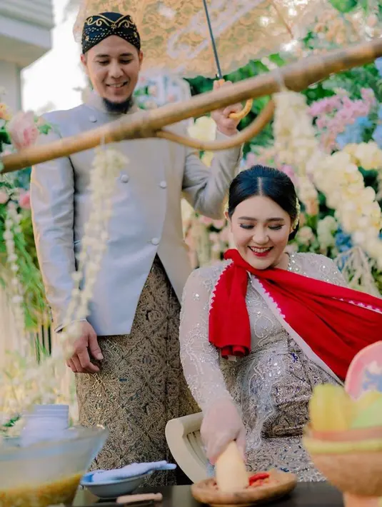 Via Vallen pun memadukan kebaya dengan bawahan kain batik coklat. [@viavallen]