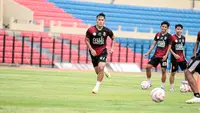Pemain Persijap Jepara berlatih jelang beraksi di BRI Super League 2025/2026. (Bola.com/Nandang Permana)