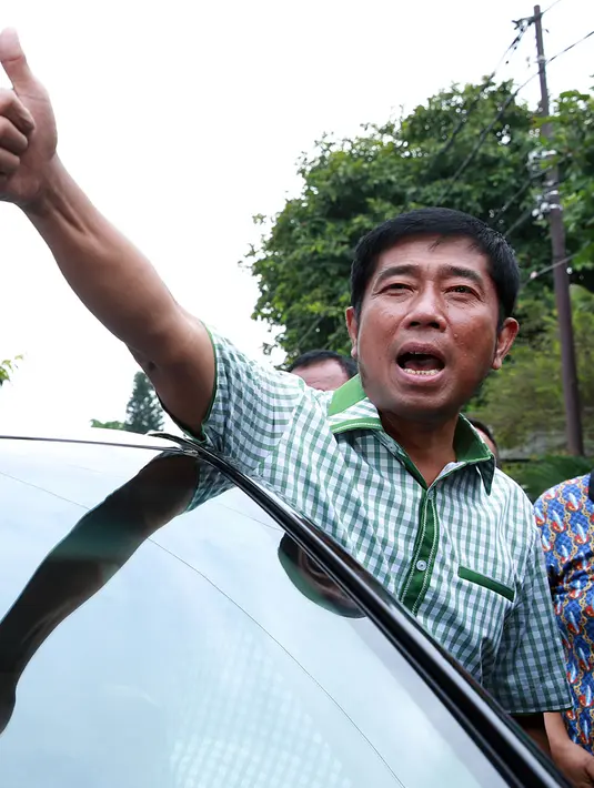 Dikediaman seniman, aktor, musisi sekaligus ulama Rhoma Irama, Haji Lulung mengaku hafal lagu Rhoma Irama. (Deki Prayoga/Bintang.com)