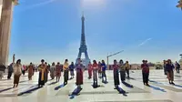 Kebaya Goes To Unesco beraksi di depan Menara Eifel Paris (sumber: Youtube Dunia Arini)