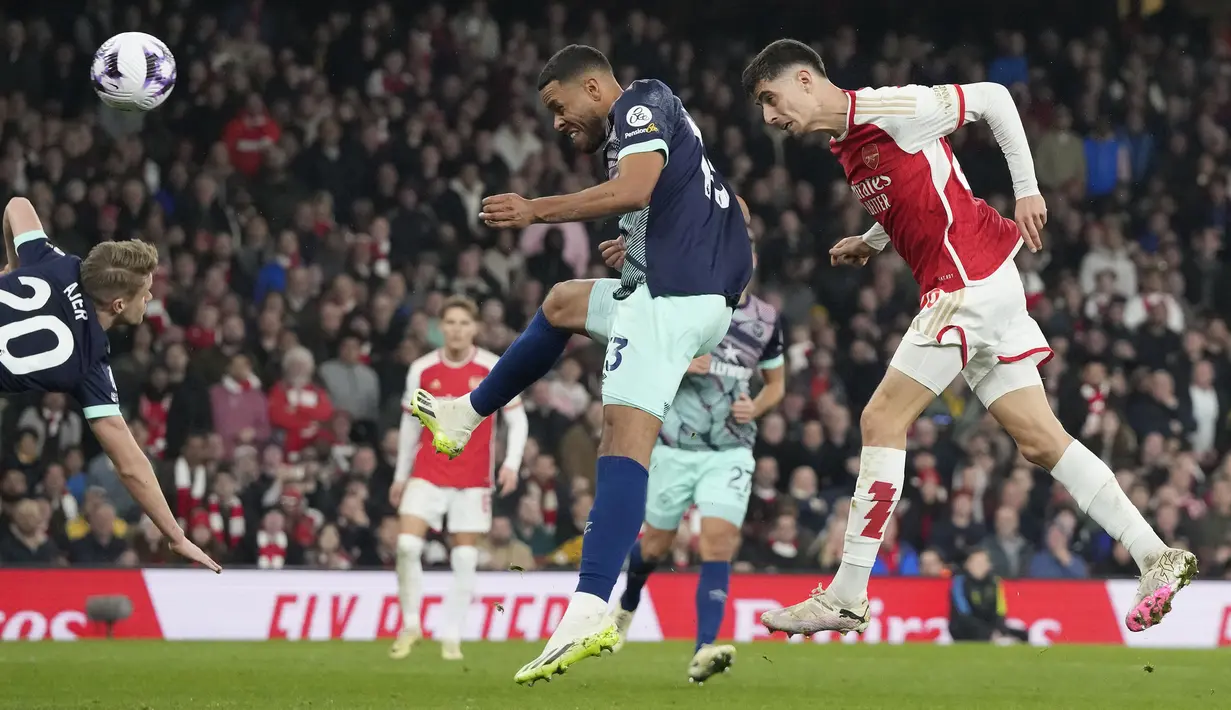 Gelandang Arsenal, Kai Havertz (kanan) melepaskan sundulan yang menghasilkan gol kedua timnya ke gawang Brentford pada laga pekan ke-28 Premier League 2023/2024 di Emirates Stadium, London, Sabtu (9/3/2024). (AP Photo/Frank Augstein)