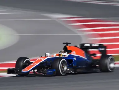 Pebalap Manor Racing, Pascal Werlein beraksi dengan catatan waktu 1m27,064s dari 79 lap pada sesi kedua tes pramusim di Sirkuit Catalunya, Barcelona, Rabu (2/3/2016). Malam WIB. (AFP/Josep Lago)