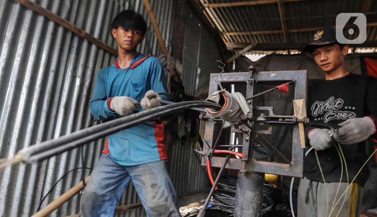 Kabel dikelupas untuk diambil karet pembungkus dan lapisan alumunium. (Liputan6.com/Angga Yuniar)