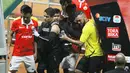 Maman Abdurahman (kiri) terlibat saling dorong dengan Pemain Semen Padang, Marcel Sacramento (kanan) saat turun minum pada laga Torabika Soccer Championship 2016 di Stadion Utama Gelora Bung Karno, Jakarta, Minggu (8/5/2016). (Bola.com/Nicklas Hanoatubun)