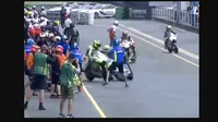 Andrea Iannone mengalami kecelakaan di jalur pit pada MotoGP Ceko (Twitter)