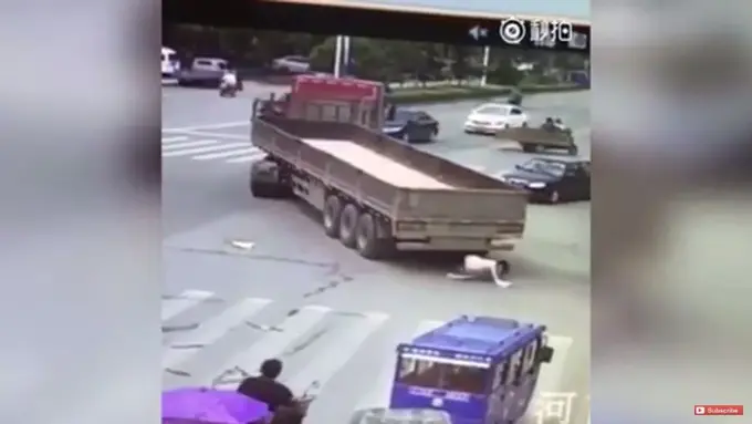 [Bintang] Beruntung Banget! Cewek Ini Lolos dari Lindasan Truk 12 Roda