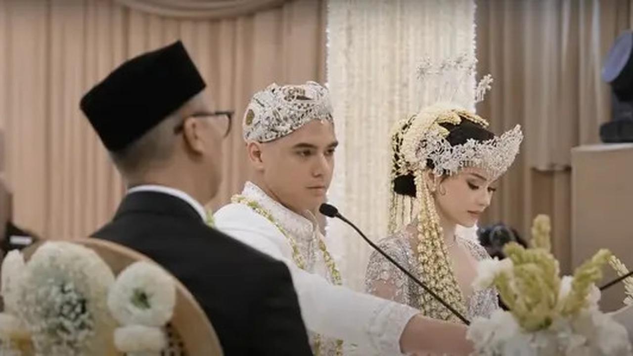 Potret Detail Dekorasi Akad Nikah Al Ghazali dan Alyssa Daguise, Elegan dengan Nuansa Gold dan Putih