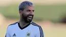 Penyerang Argentina, Sergio Aguero tertawa saat mengikuti sesi latihan di pusat pelatihan Cruzeiro di Belo Horizonte, Brasil (1/7/2019). Argentina dan Brasil akan bertanding pada semifinal Copa America 2019. (AP Photo/Ricardo Mazalan)