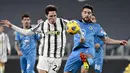 Penyerang Juventus, Federico Chiesa, berebut bola dengan pemain Spezia, Riccardo Marchizza, pada laga Liga Italia di Stadion Allianz, Selasa (2/3/2021). Juventus menang telak 3-0. (Marco Alpozzi/LaPresse via AP)