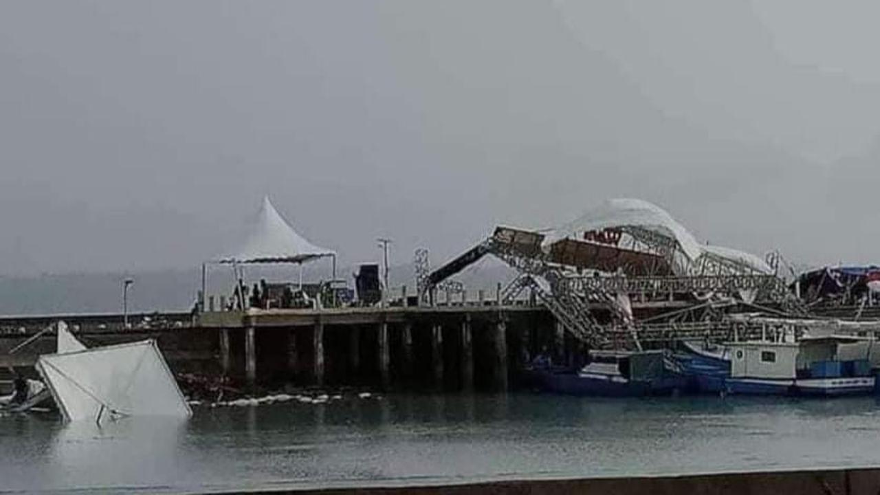 Puluhan tenda dan stand di Festival Wakatobi, terhempas angin kencang hingga jatuh ke laut.(Liputan6.com/Ahmad Akbar Fua)