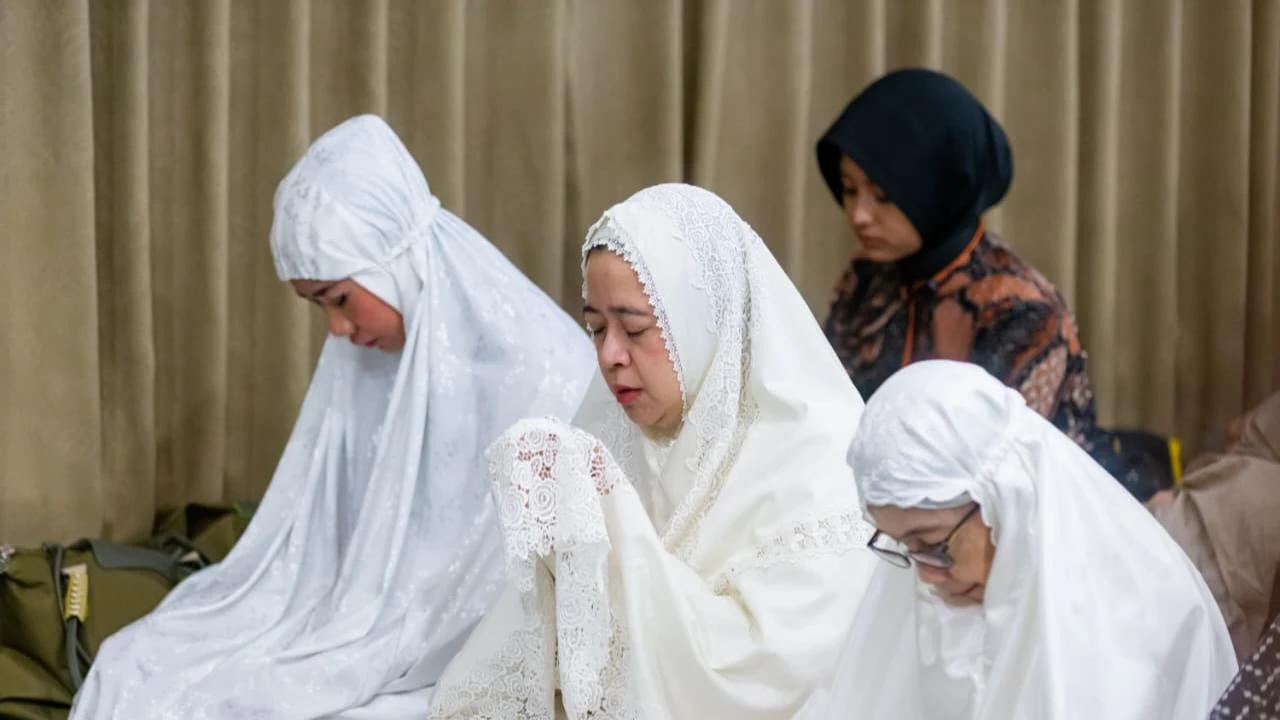 Salat di Masjid DPR, Puan Harap Iduladha 2026 Jadi Momen Rajut Kebersamaan dan Kepedulian Sosial