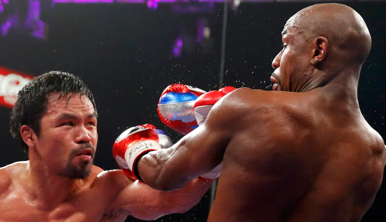 Floyd Mayweather Jr menghindar dari pukulan jab Manny Pacquiao saat kejuaraan kelas welter di MGM Grand Garden Arena, Las Vegas, Nevada, Minggu (3/5/2015). Floyd Mayweather berhasil manang angka atas Manny Pacquiao. (REUTERS/Steve Marcus)