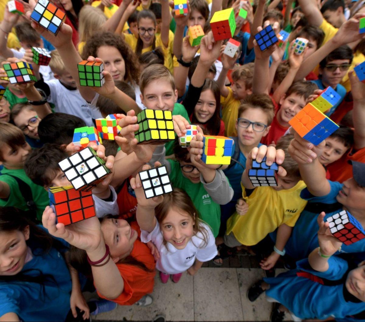 Acara ini diwarnai dengan flashmob spektakuler yang melibatkan ratusan murid dari berbagai sekolah di seluruh negeri. Mereka masing-masing memegang Kubus Rubik berwarna-warni. Foto:&nbsp;Ferenc ISZA / AFP<br>