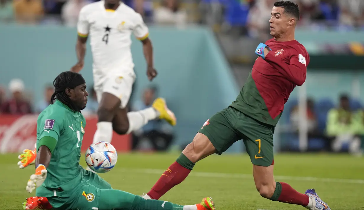 Kiper Ghana Lawrence Ati-Zigi melakukan penyelamatan dari tembakan penyerang Portugal Cristiano Ronaldo pada duel grup H Piala Dunia 2022 di stadion 974, Kamis (24/11/2022). Ronaldo kini menjadi pemain pertama dalam sejarah yang mencetak gol di lima Piala Dunia.  (AP Photo/Darko Bandic)