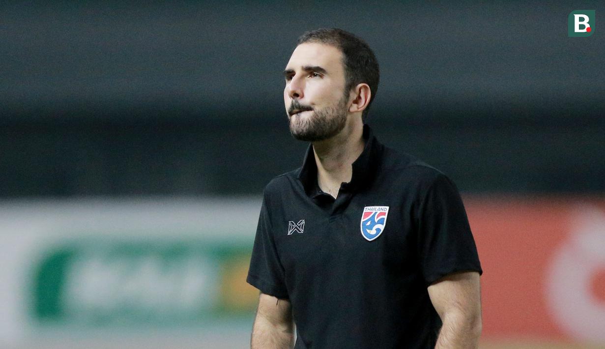 Kekecewaan Salvador Valero Garcia bukan tak dasar. Sebab, Timnas Thailand U-19 tampil mendominasi sepanjang laga. Namun, justru Timnas Laos U-19 yang bermain rapat dan melancarkan serangan dengan efektif yang keluar sebagai pemenang. (Bola.com/M iqbal Ichsan)