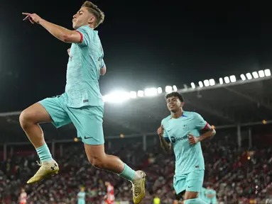 Pemain Barcelona, Fermin Lopez, melakukan selebrasi setelah mencetak gol ke gawang Almeria dalam laga jornada 36 La Liga di Power Horse Stadium, Jumat (17/5/2024). Barca menang dua gol tanpa balas. (AP Photo/Jose Breton)