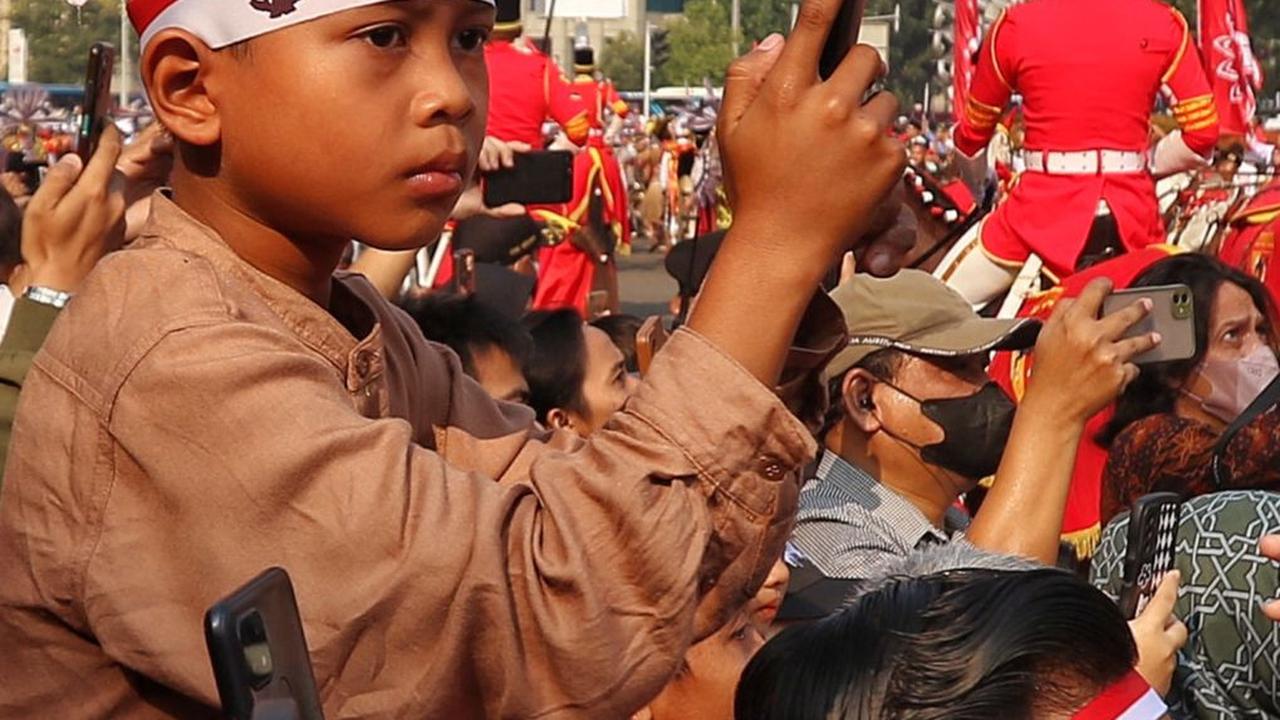 FOTO: Antusiasme Masyarakat Mengikuti Kirab Budaya HUT ke-78 Kemerdekaan RI di Sekitaran Monas