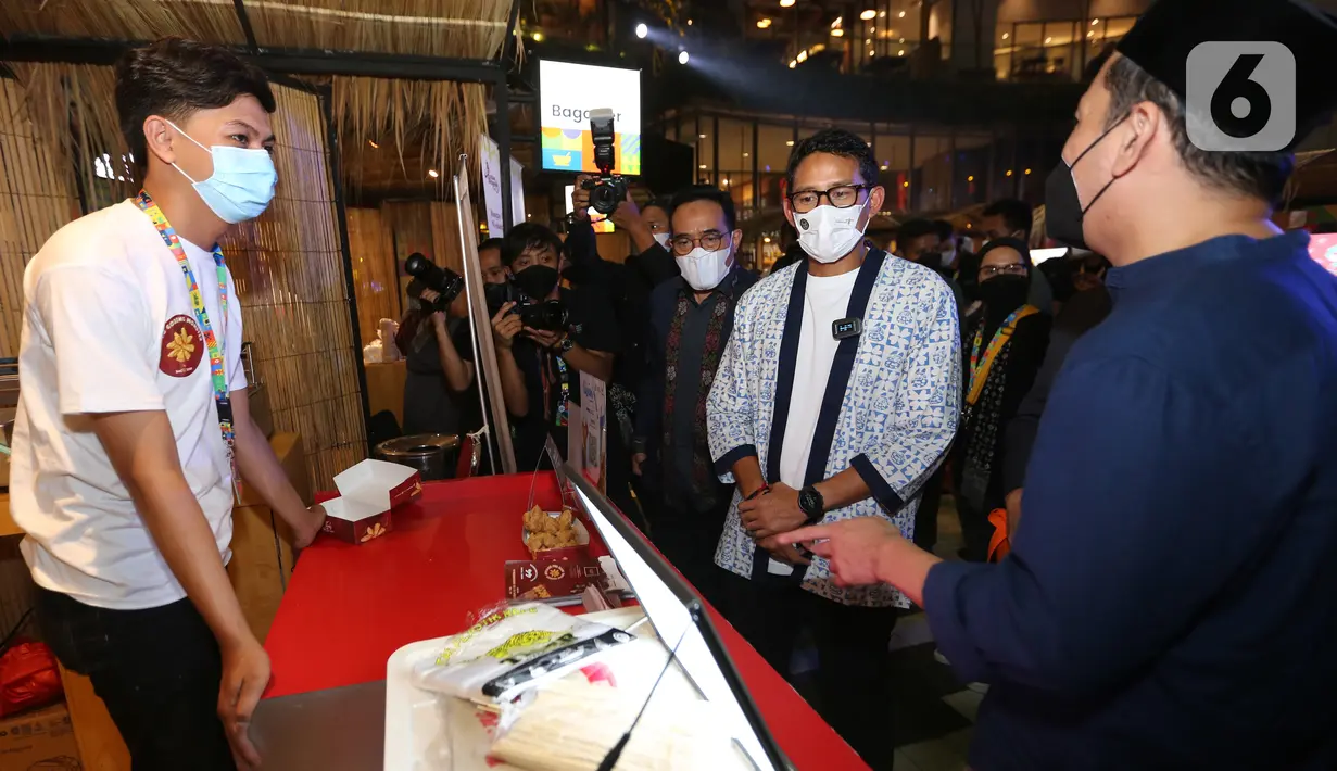 Menteri Parekraf Sandiaga Uno mengunjungi salah satu gerai pada acara AKI 2021 di Gandaria City, Jakarta, Kamis (9/12/2021). AKI merupakan program pengembangan ekonomi kreatif melalui peningkatan kapasitas dan pameran kepada para pelaku ekonomi kreatif. (Liputan6.com/Fery Pradolo)