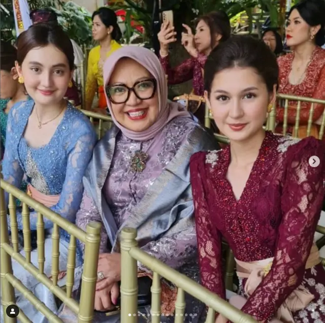 6 Potret Zoe Abbas dampaingi Antonio Blanco Jr jalani upacara potong gigi, turut ajak sang ibu