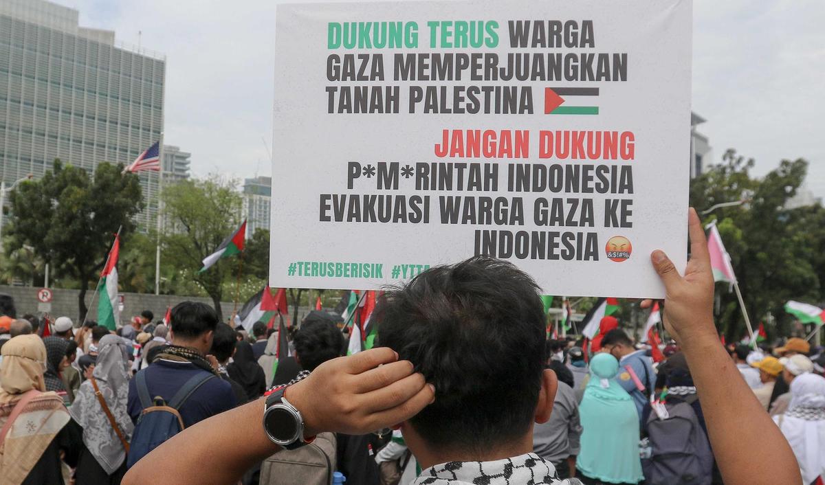 FOTO: Massa Membakar Replika Bendera Israel Saat Aksi Bela Palestina di Depan Kedubes AS Jakarta