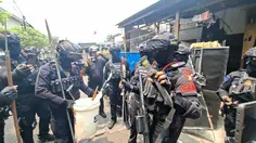 Potret Polisi Bersenjata Lengkap Kembali Kepung Kampung Ambon