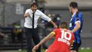 Pelatih Inter Milan, Antonio Conte, memberikan arahan kepada pemainnya saat menghadapi Bayer Leverkusen pada perempat final Liga Europa di Duesseldorf Arena, Jerman, Selasa (11/8/2020) dini hari WIB. Inter Milan menang 2-1 atas Bayer Leverkusen dalam pertandingan tersebut. (AFP/Martin Meissner/pool)