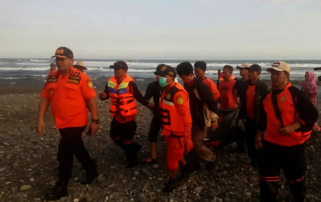 Tim SAR gabungan mengevakuasi jenazah tiga santri MTS Hidayatulloh Kota Depok yang menjadi korban keganasan ombak pantai selatan Garut, Jawa Barat. (Liputan6.com/Jayadi Supriadin) 