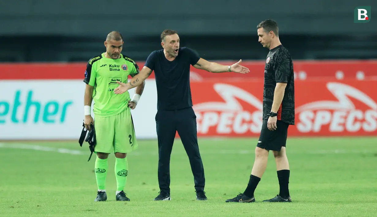 Juru taktik asal Jerman tersebut terang-terangan menunjukan kekecewaan setelah anak asuhnya hanya mampu bermain imbang 1-1 atas Bali United. (Bola.com/M Iqbal Ichsan)