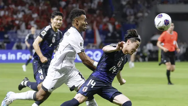 Duel Yakob Sayuri lawan Shunsuke Mito di laga Jepang vs Indonesia, Selasa (10/06/2025). (Yu Matsuda/Kyodo News via AP)