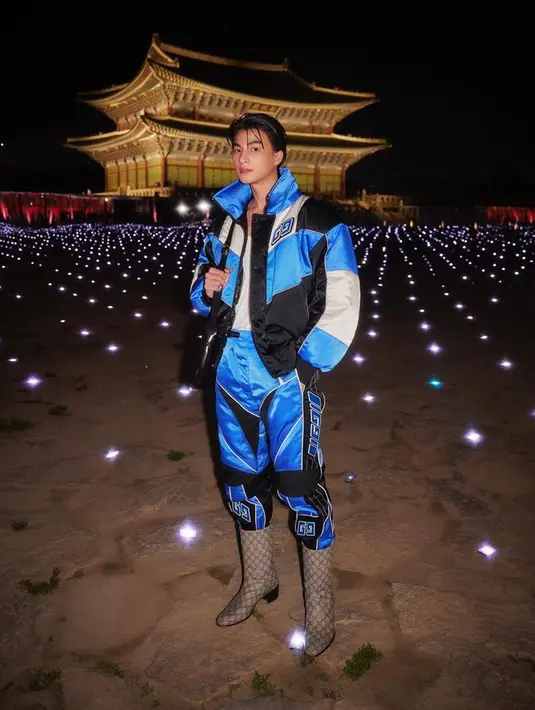Aktor Thailand Gulf Kanawut tampil sporty dengan set bomber jacket dan celana color block dari koleksi Gucci Men’s 2023. [Foto: Instagram @gulfkanawut]