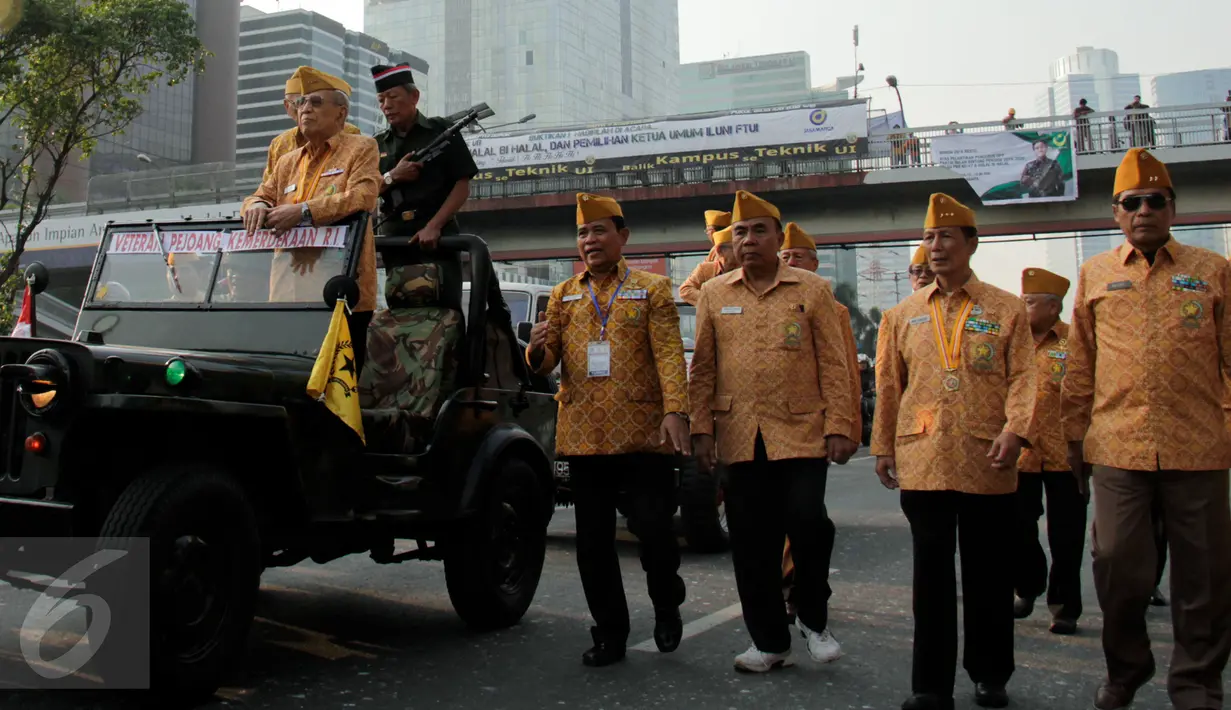 Veteran pejuang kemerdekaan menaiki kendaraan komando saat mengikuti pawai di Jakarta, Selasa (11/8/2015). Pawai tersebut merupakan puncak peringatan Hari Veteran Nasional. (Liputan6.com/Yoppy Renato)