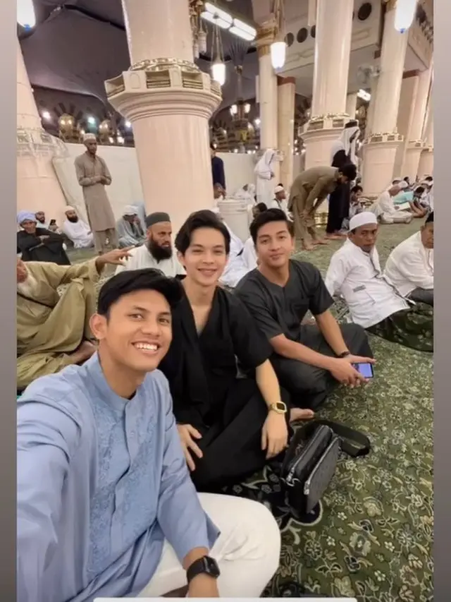 6 Potret Dinda Hauw dan Rey Mbayang Ajak Anak Umrah Pertama Kali, Banjir Pujian