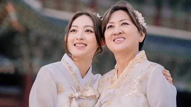 7 Pemotretan Natasha Wilona dan Bundanya yang Tampil Kompak Pakai Hanbok