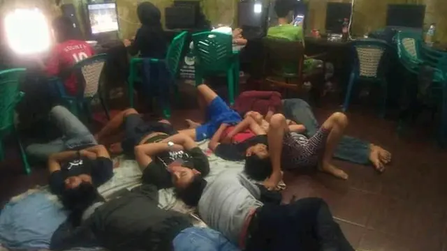 potret absurd di warnet