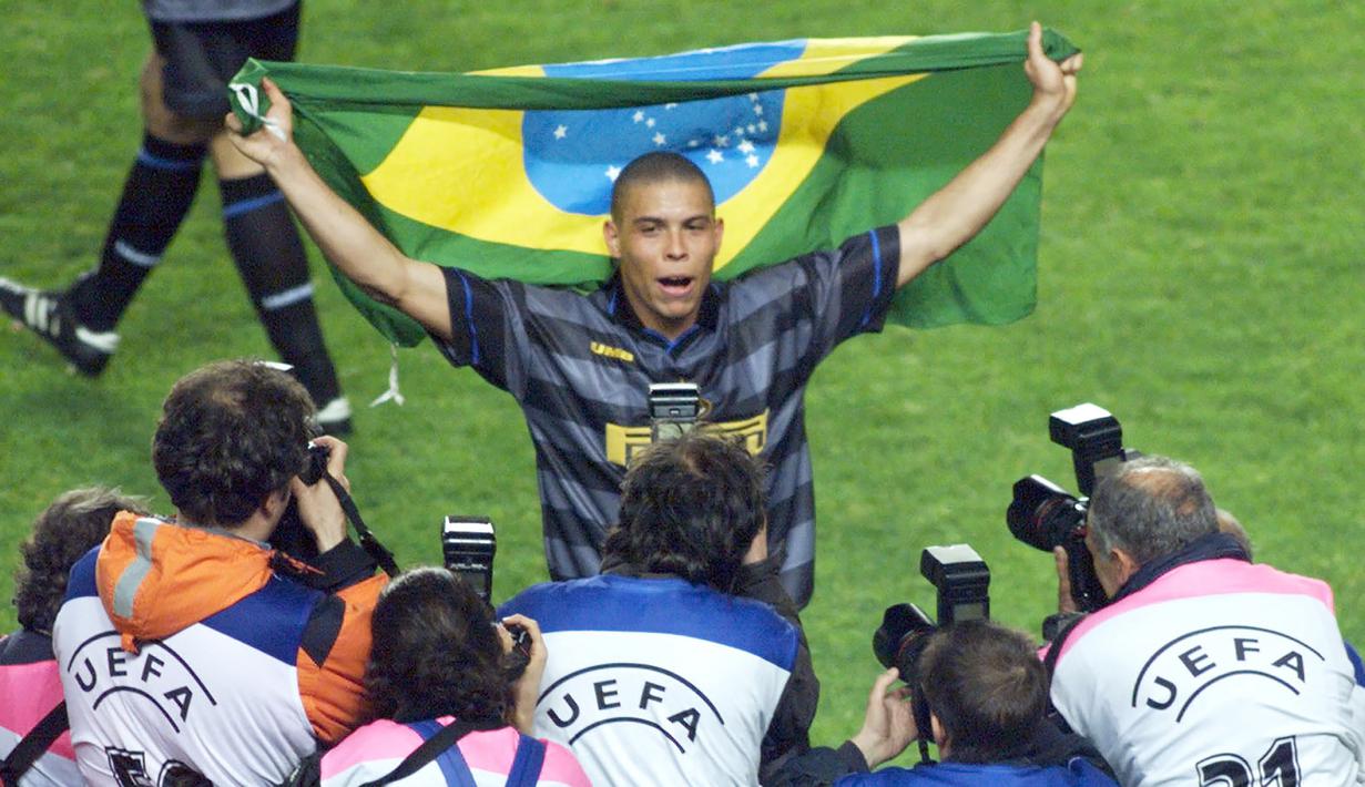Selebrasi striker Inter Milan, Ronaldo Nazario setelah mengalahkan Lazio pada laga final Piala UEFA 1997/1998 di Parc des Princes Stadium, Paris (6/5/1998). Didatangkan dari Barcelona pada awal musim 1997/1998, Ronaldo Nazario langsung menggila di musim debutnya bersama Inter Milan dengan mencetak 34 gol di semua ajang dengan rincian 25 gol di Serie A, 3 gol di Coppa Italia dan 6 gol di Piala UEFA. (AFP/Jack Guez)