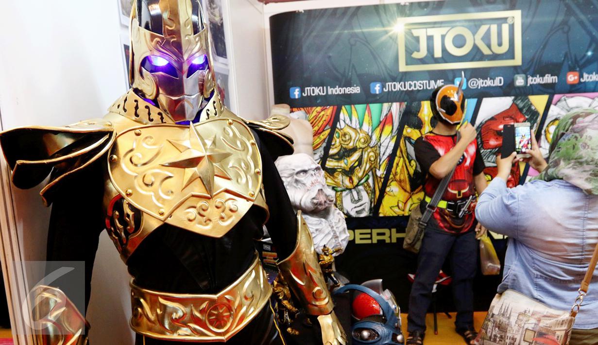 Pengunjung sedang memilih dan mencoba kostum cosplay di stand JTOKU pada gelaran  Popcon Asia 2016 di JCC, Jakarta (14/08). (Liputan6.com/Fery Pradolo)