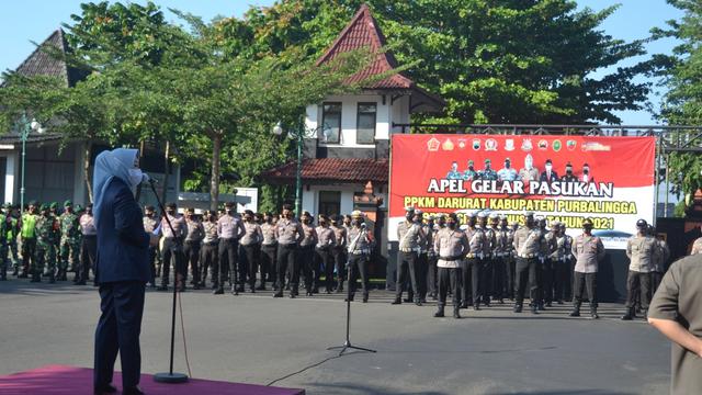 Bupati Purbalingga menyampaikan arahan pada apel gelar pasukan PPKM Darurat di hapaman pendapa Dipokusumo, Senin (5/7/2021). (Foto: Liputan6.com/Rudal Afgani)