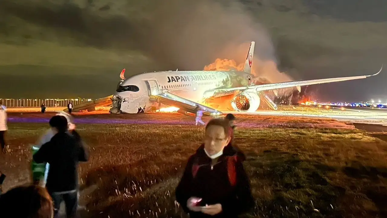 Potret penampakan penumpang Japan Airlines (JAL) lari menyelamatkan diri dari kebakaran pesawat di bandara Haneda, Tokyo, Jepang.