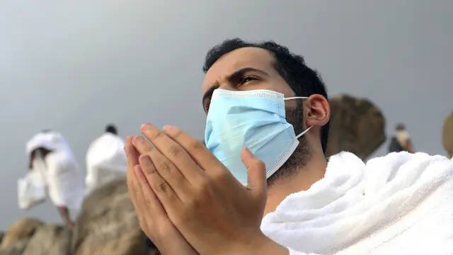 FOTO: Wukuf, Jemaah Haji Panjatkan Doa di Padang Arafah