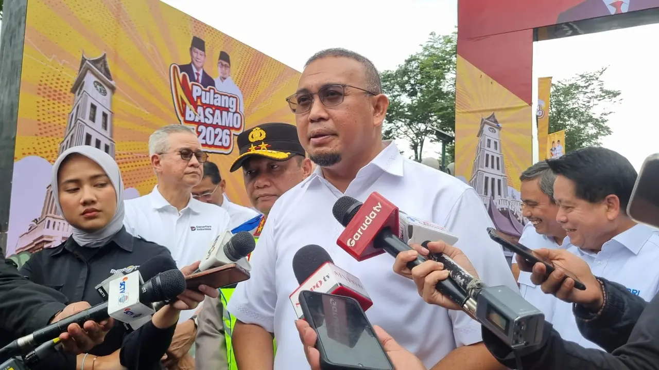 Wakil Ketua Komisi VI DPR RI, Andre Rosiade melepas program mudik gratis “Pulanh Basamo” ke Sumatera Barat pada Lebaran 2026 (Istimewa)