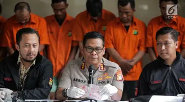 Kabid Humas Polda Metro Jaya, Kombes Pol Argo Yuwono dan Wadir Reskrimum Polda Metro Jaya AKBP Ade Ary Syam saat rilis pengungkan beberapa kasus di Subdit Resmob Polda Metro Jaya, Jakarta, Jumat (19/7/2019). Sebanyak 9 kasus dirilis oleh Subdit Resmob Polda Metro Jaya. (Liputan6.com/Faizal Fanani)