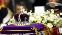 Berlian Kohinoor (Koh-i-Noor), dipasang di Maltese Cross bagian depan mahkota yang dibuat untuk mendiang Elizabeth II. Camilla akan memodifikasi mahkota Ratu Mary menggunakan berlian dari koleksi pribadi Ratu Elizabeth II. (Alastair Grant/AP)