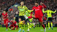 Liverpool harus puas berbagai angka dengan Arsenal pada pekan ke-18 Liga Inggris. Duel tim papan atas itu berakhir imbang 1-1. (AP Photo/Jon Super)