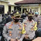 Kapolres Kebumen, AKBP Piter Yanottama memerintahkan anggotanya untuk menindak tegas penyala petasan dan pelanggar prokes pencegahan Covid-19 pada malam tahun baru. (Foto: Liputan6.com/Polres Kebumen)