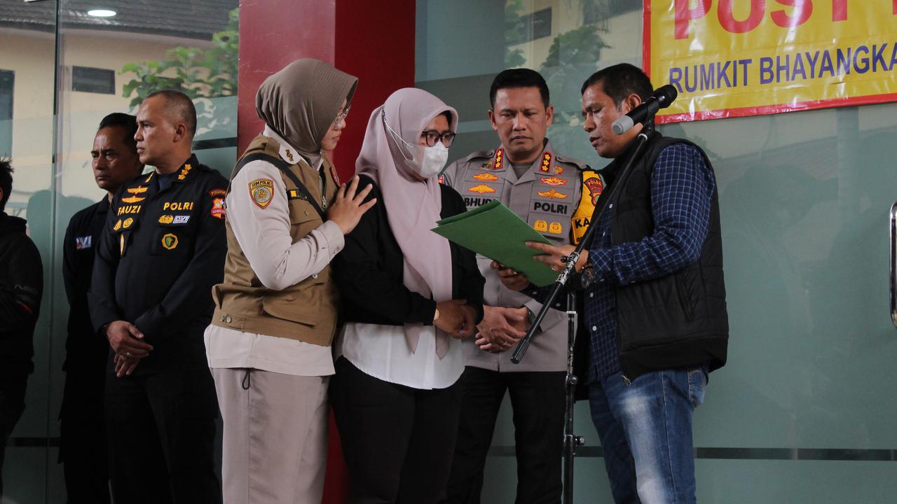 FOTO: Tangis Keluarga Iringi Penyerahan Jenazah Korban Kebakaran Terra Drone