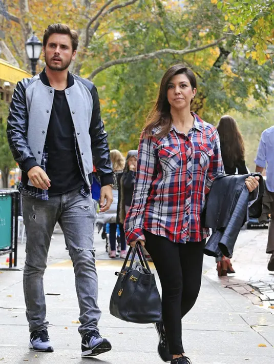 Kourtney dan Scott tertangkap datang secara terpisah karena waktu yang berbeda. (HollywoodLife)