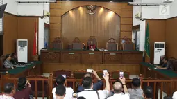 Suasana sidang praperadilan Gubernur Aceh nonaktif Irwandi Yusuf di PN Jakarta Selatan, Rabu (24/10). Hakim tunggal Riyadi Sunindyo menolak permohonan praperadilan Irwandi Yusuf. (Liputan6.com/Herman Zakharia)