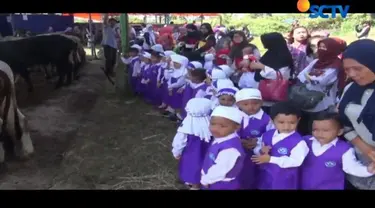 Menjelang Hari Raya Iduladha, tempat penjualan hewan kurban di Cianjur, Jawa Barat, dipenuhi anak-anak usia dini. 