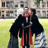 Atalia Praratya dan Camillia Azzahra kompak kenakan kebaya hitam di wisuda doktoral Ridwan Kamil (@ridwankamil)
